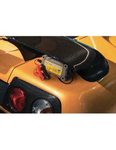  utilisation du Chargeur de batterie GYSFLASH 4.12 GYS sur voiture de sport jaune