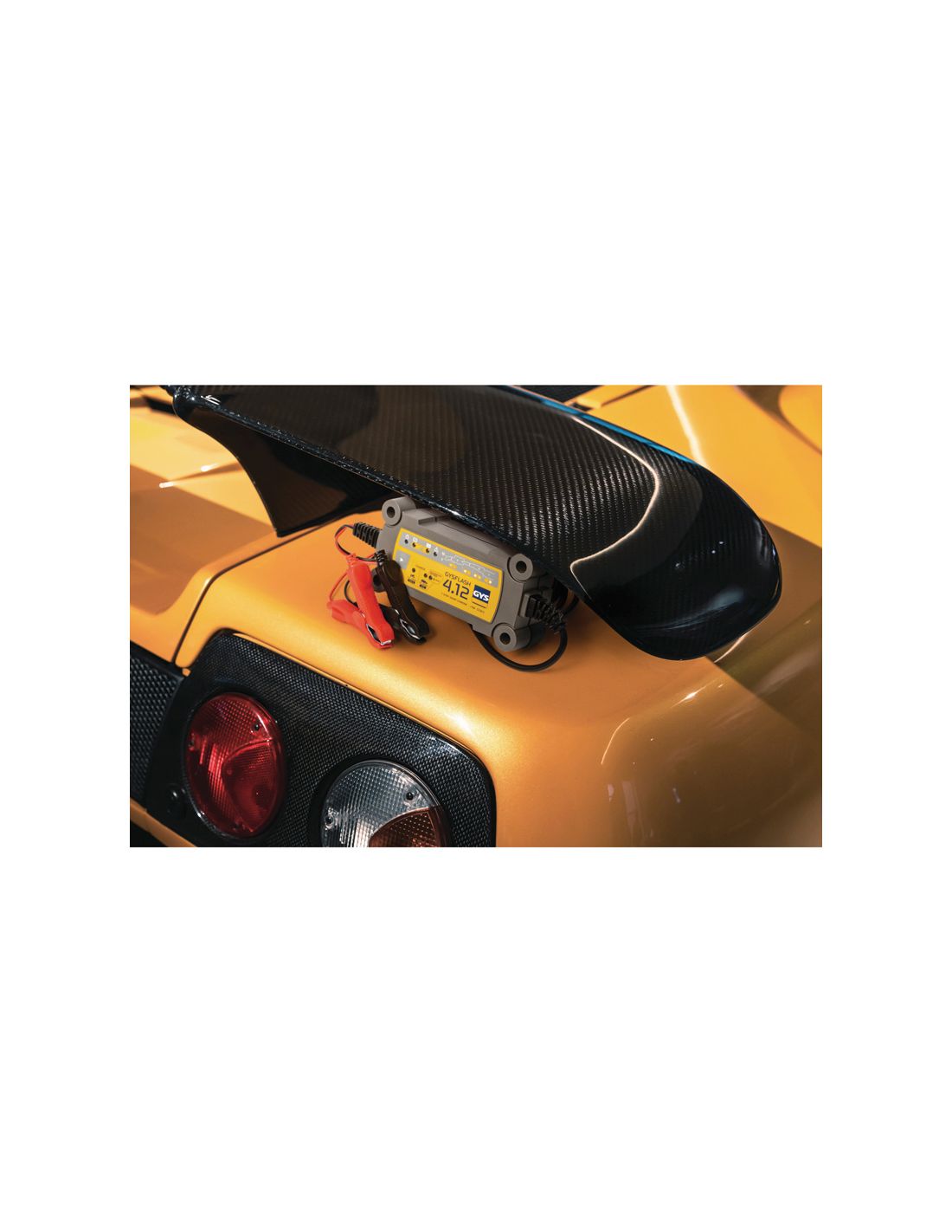  utilisation du Chargeur de batterie GYSFLASH 4.12 GYS sur voiture de sport jaune